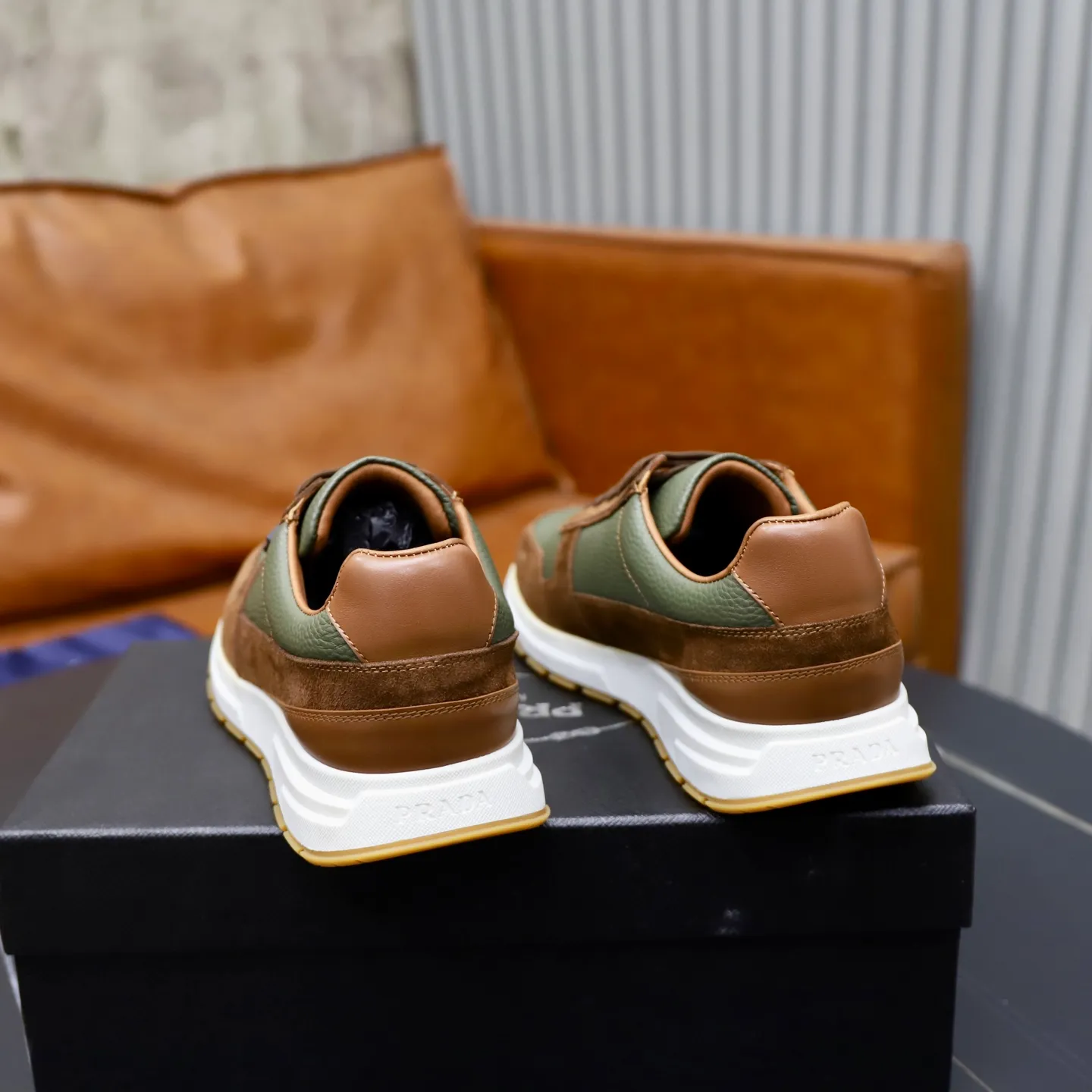 Factory price: 740💰Top original order Brand: PRADA (Prada) Standard code: Men's size 38/44 (45 can be customized) Grade: Same as the official website Material: Original cowhide stitching imported cowhide lining Original combination two-color wear-resistant soft outsole Style category: Leisure and sports version Young fashion European and American trend British style Color: Real picture color